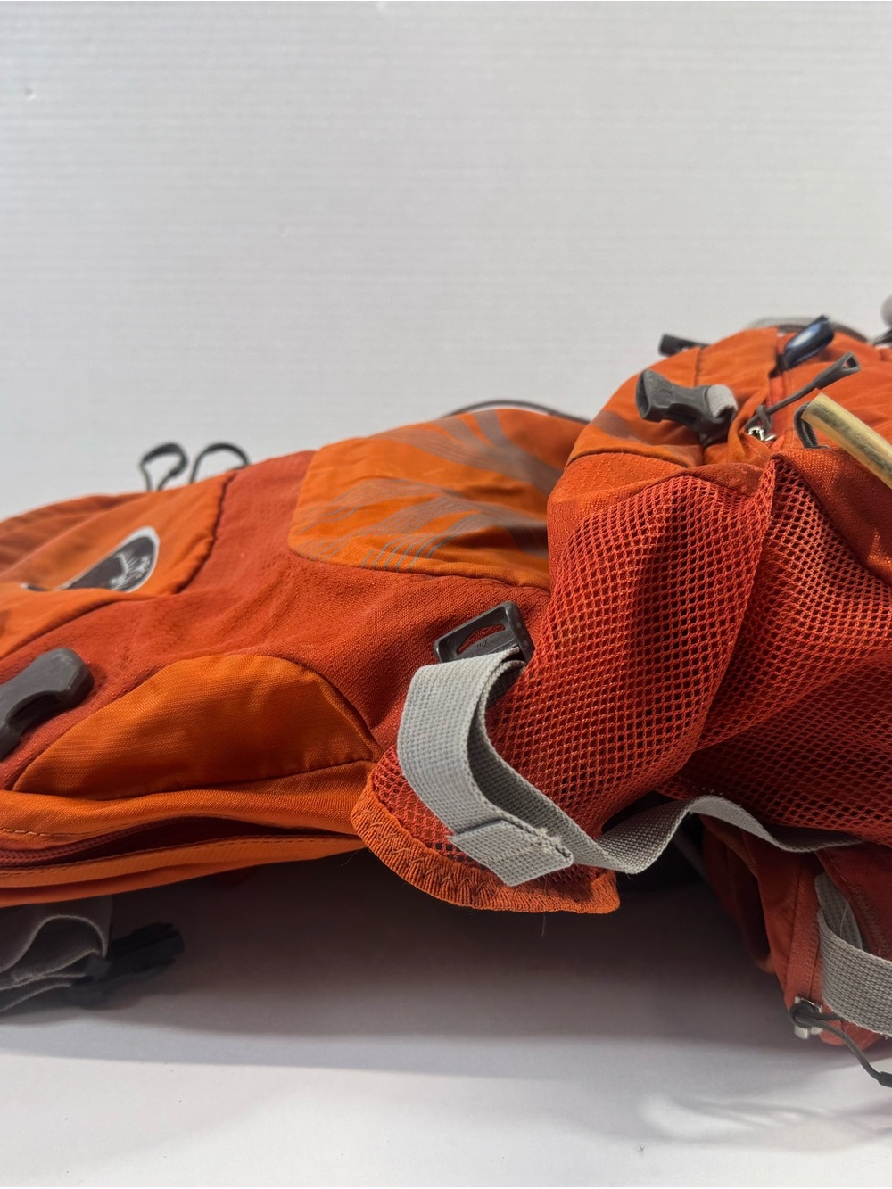 OSPREY stratos 24 hydration Orange Daypack Backpack rain fly - Picture 8 of 10